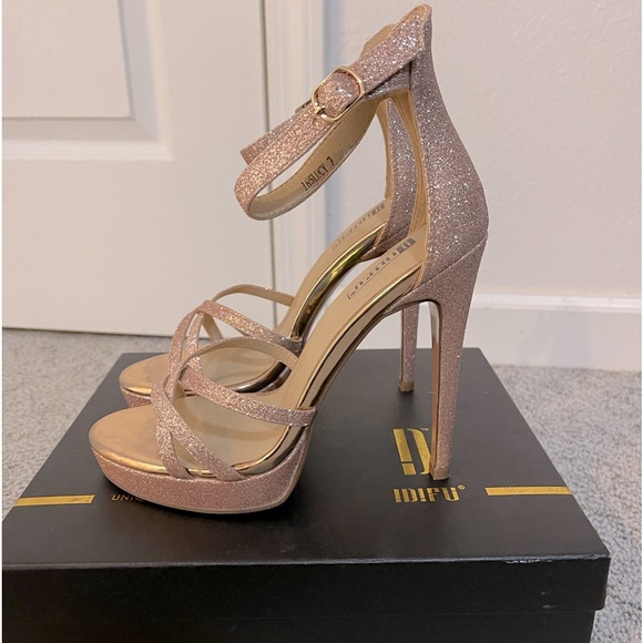 Women’s Heels - Picture 1 of 5
